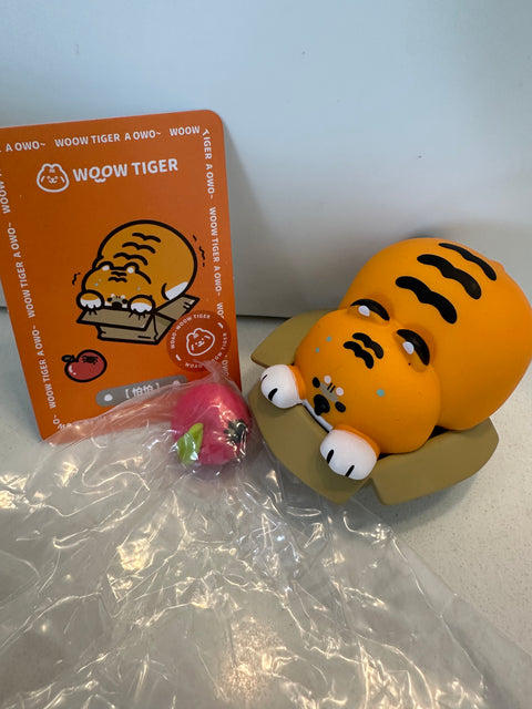 Sunday Claim Sale - Woow Tiger is scared of that Apple