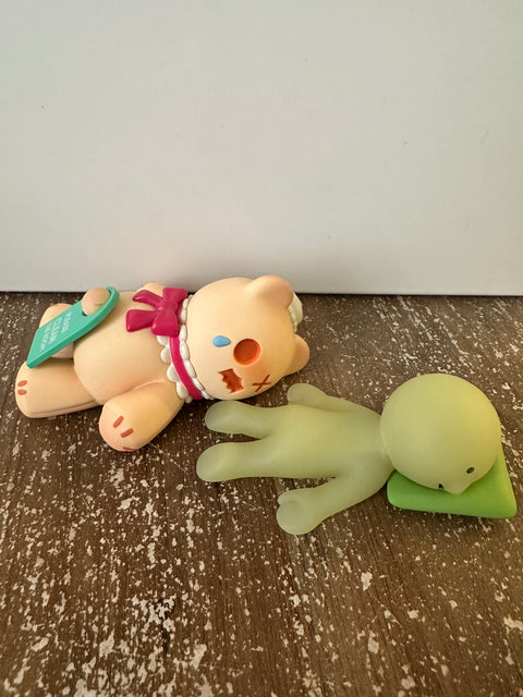 Sunday Claim Sale - Smiski and Shinwoo are lying flat