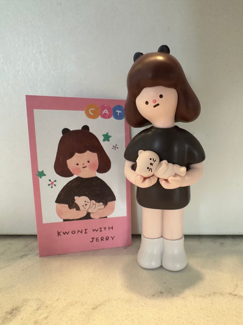 Sunday Claim Sale - Kwoni Holding kitten