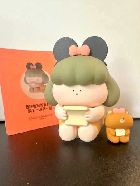 Sunday Claim Sale - Big Gallery Chubby girl reading love letter