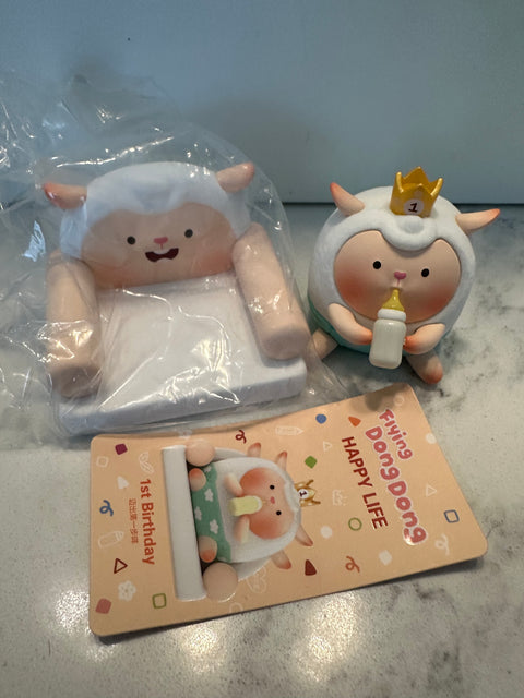 Sunday Claim Sale - Popmart Dong Dong and his Dong Dong Couch. What a name… Dong Dong lol